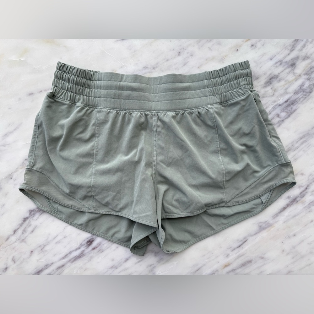 NWOT lululemon hotty hot HR 2.5” shorts sz 8 in a moss green